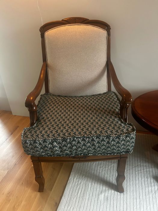 Кресла от масивна дървесина и антична холна маса