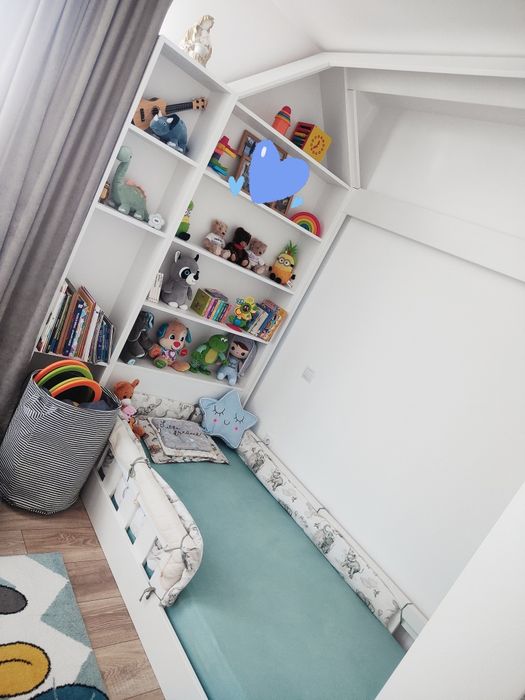 Pat Montessori tip căsuță cu bibliotecă/rafturi integrate – 90x200 cm ( realizat din MDF )