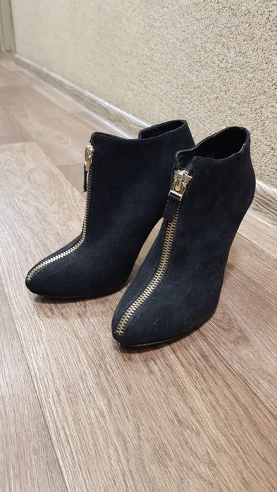 Замшевые ботильоны Zara