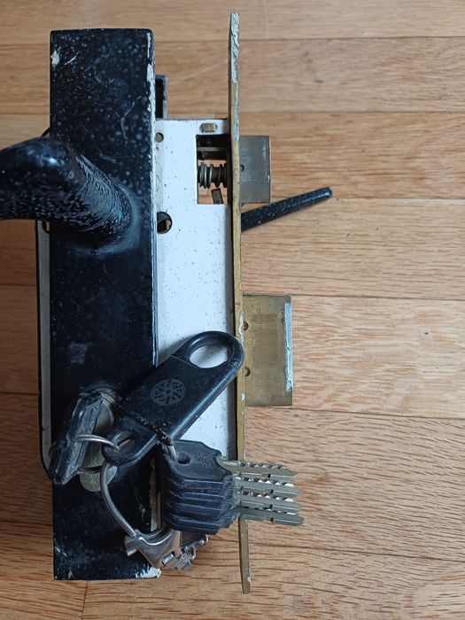 Брава за врата плюс патрон