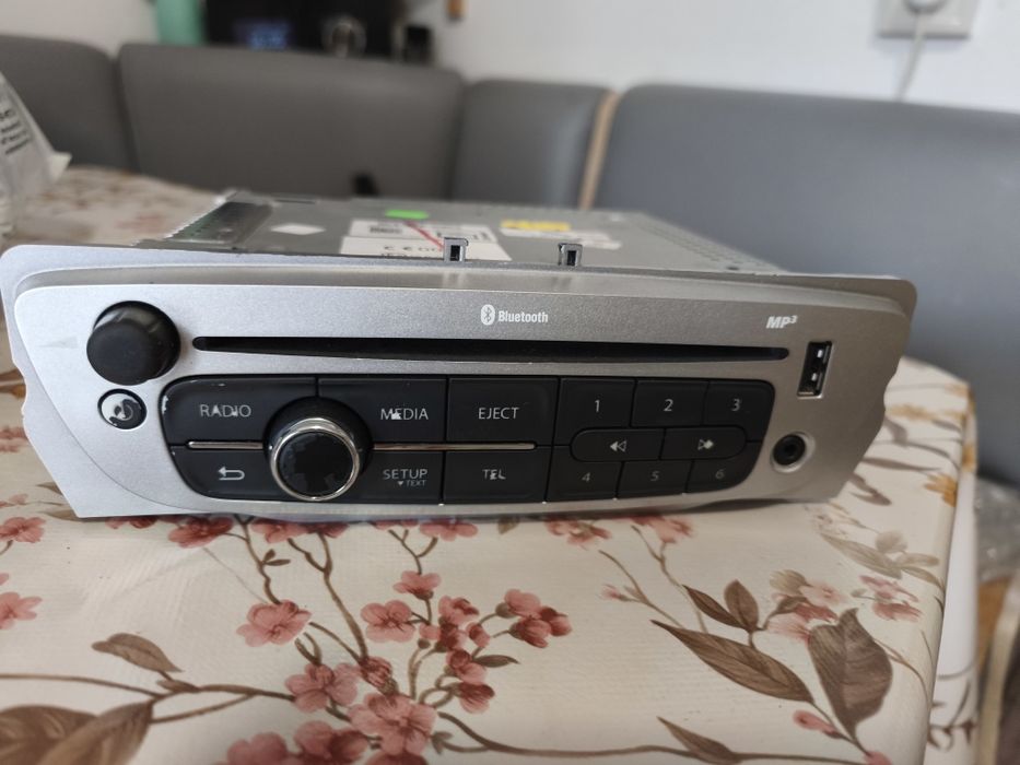 Vând casetofon original Megane 3