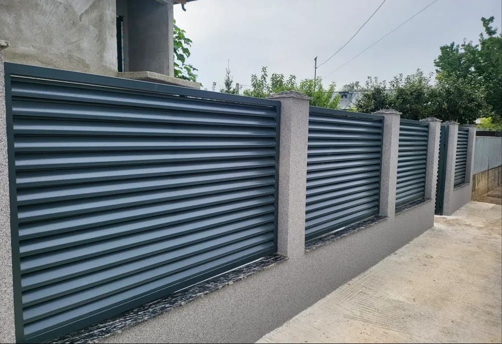 Construim la comanda dvs. garduri si porti din:
- panouri stil jaluzea