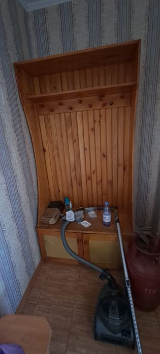 Продам шкафы один из них требует ремонта