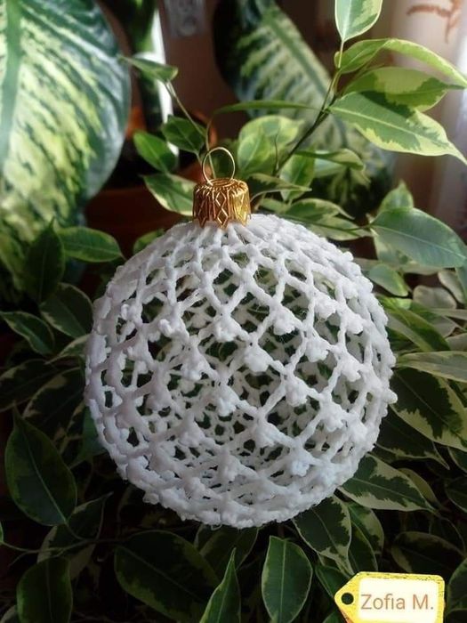 Шар ёлочный вязаный