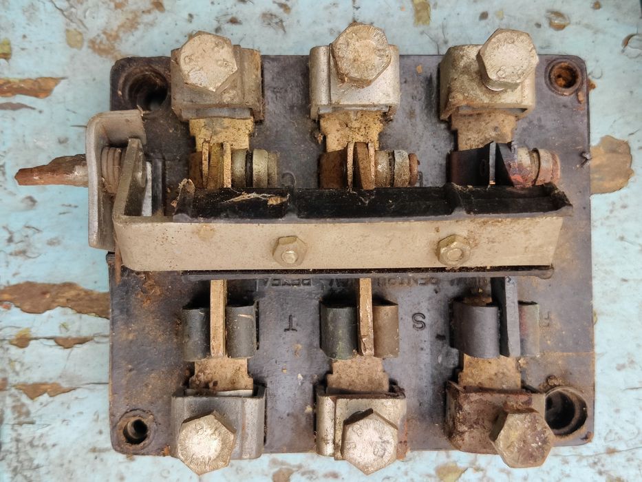 Vând comutator trifazic 100A - 440V.