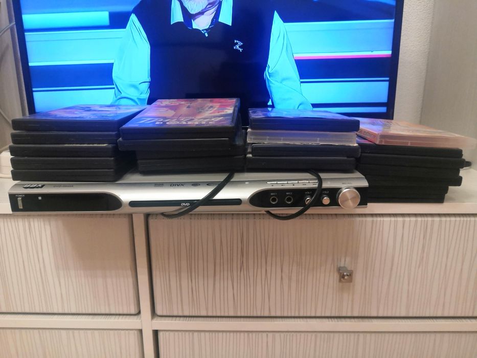 Продам недорого б/у DVD с дисками