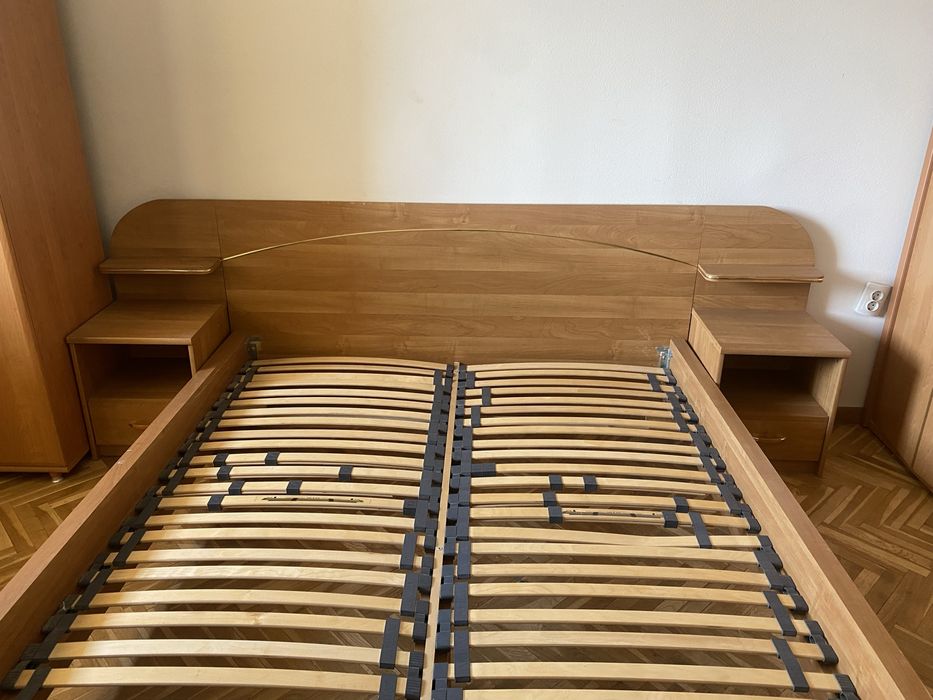 Спалня с нощни шкафчета и подматрачни рамки