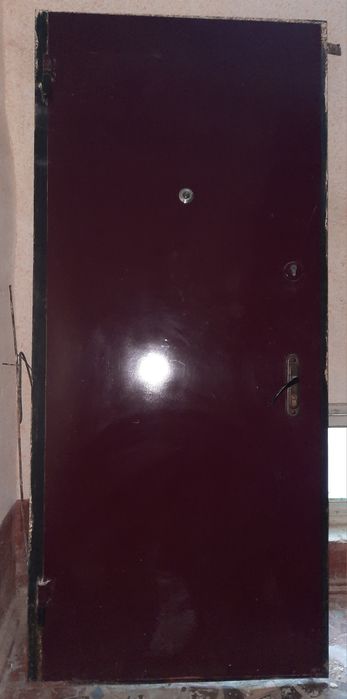 Дверь входной железный в хорошем состоянии. Эшик темир яхши холатда.