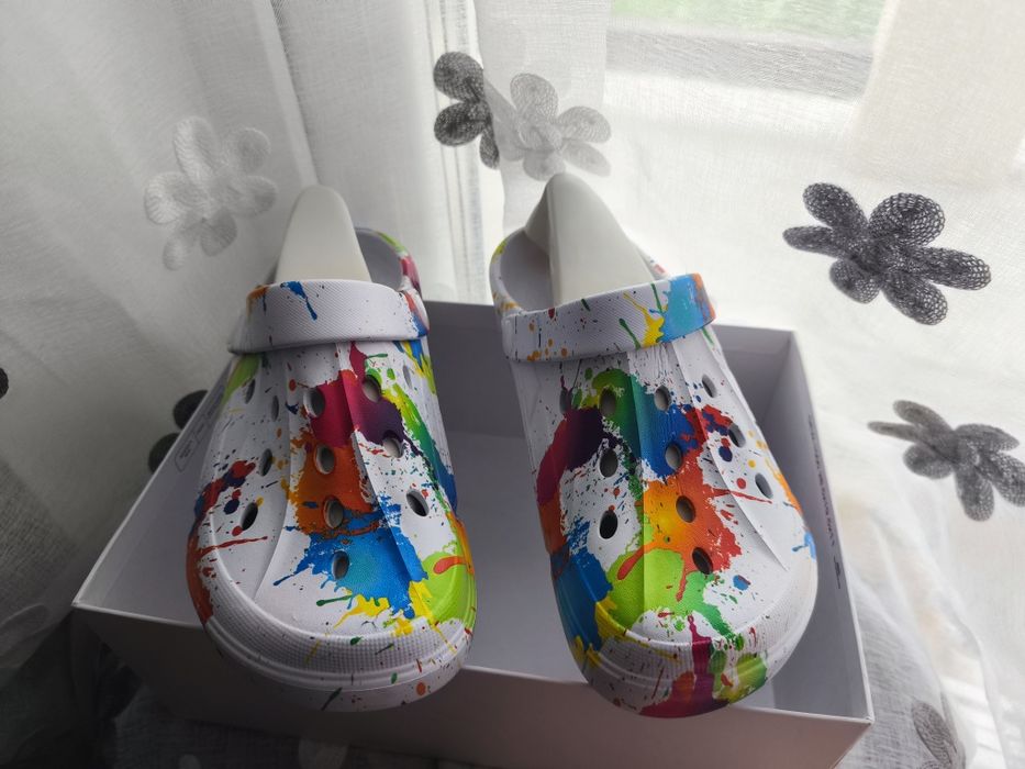 Papuci gen Crocs cu imprimeu multicolor