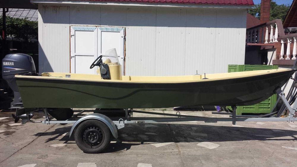 Barcă motor și peridoc
