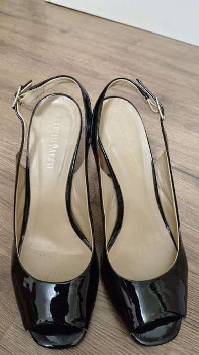 Босоножки лаковые