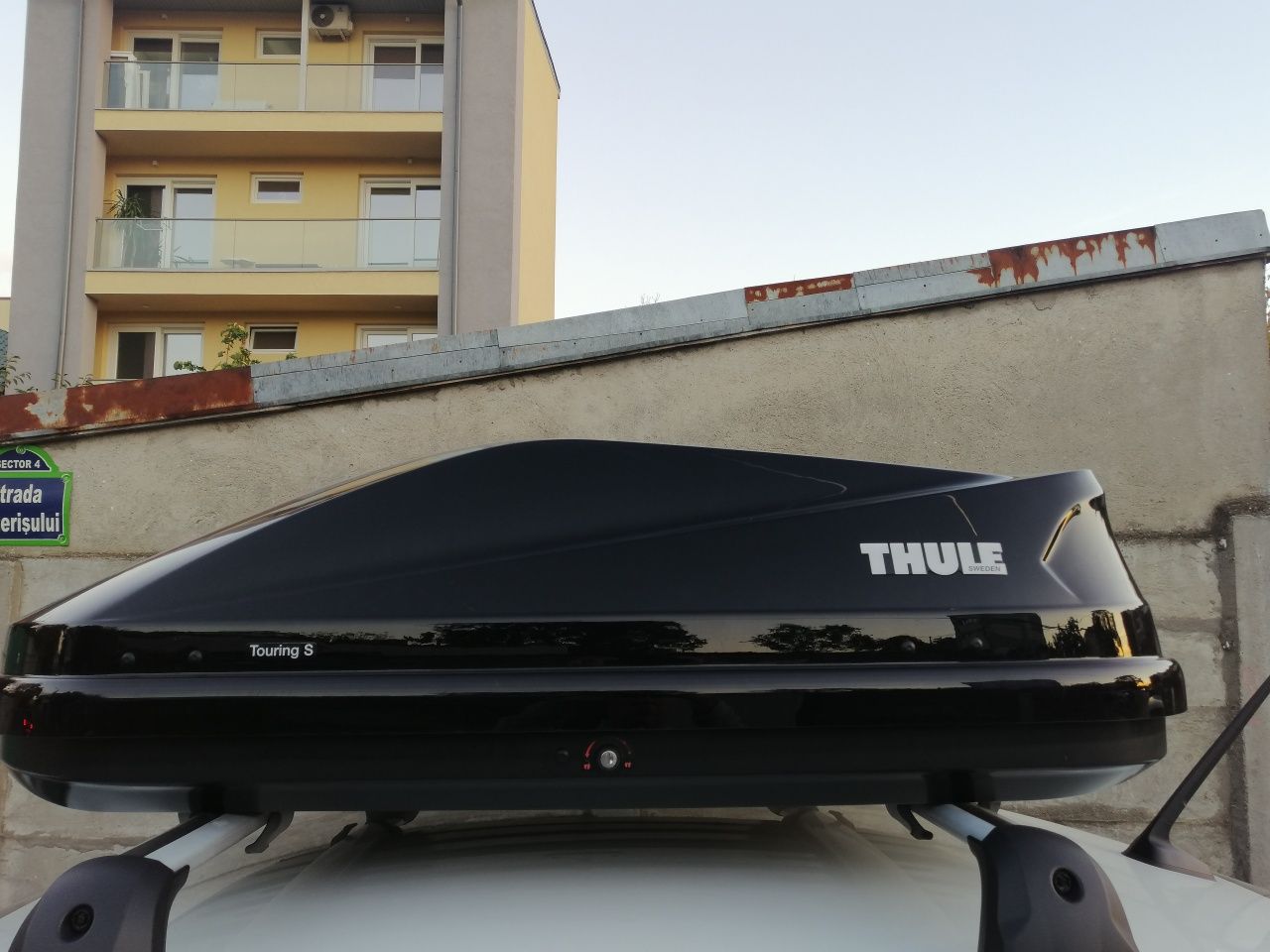 Thule touring S negru lucios Bucuresti Sectorul 4 OLX.ro