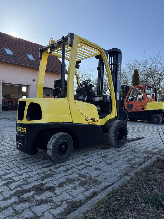 De vanzare sau da inchiriat stivuitor cu capacitate de 2.5 T