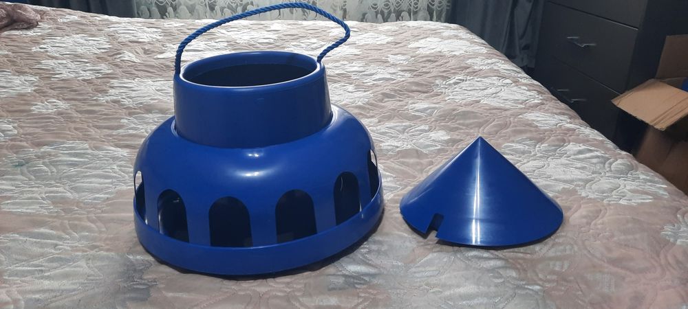 Закрытая кормушка для голубей