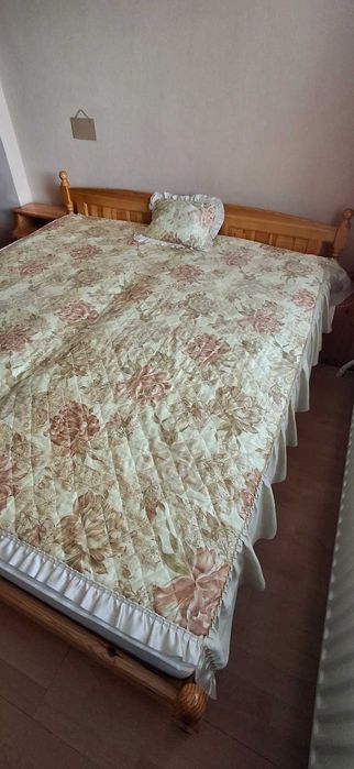 Спалня от естествена дървесина