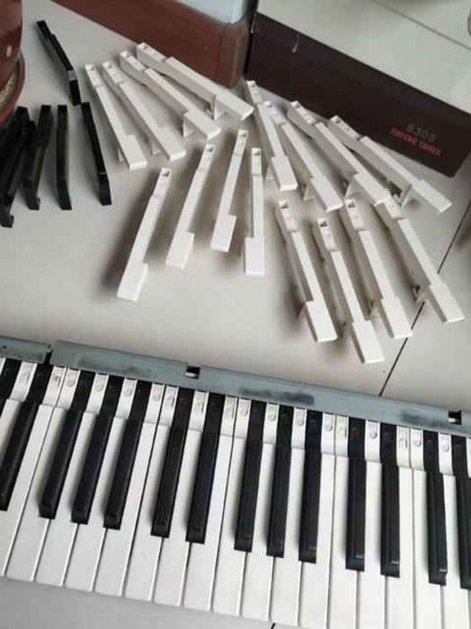 Vand piese pentru  Korg Triton