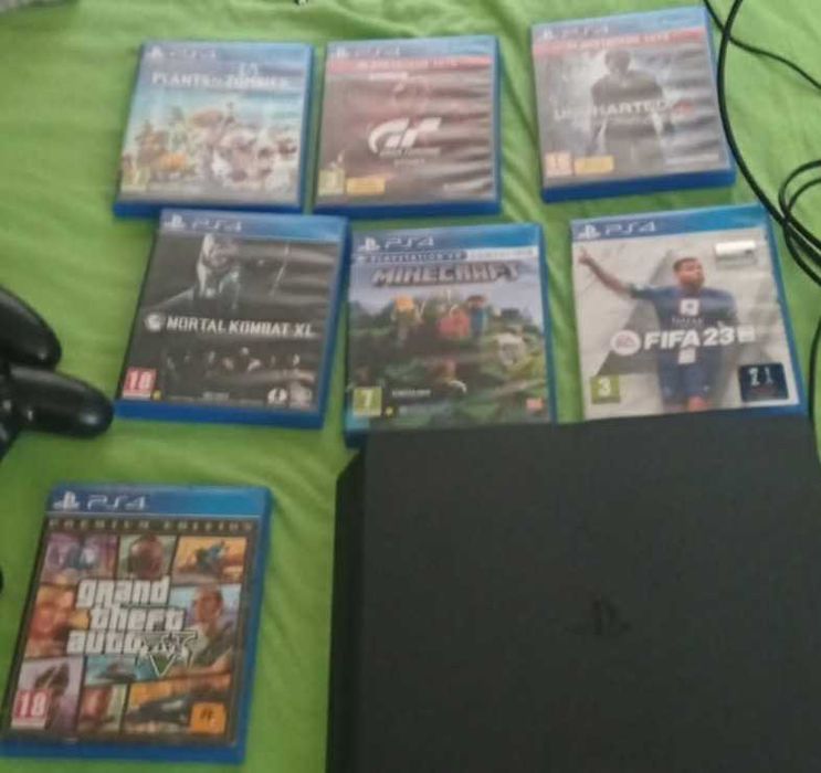 Playstation 4 с 2 джойстика + 7 игри