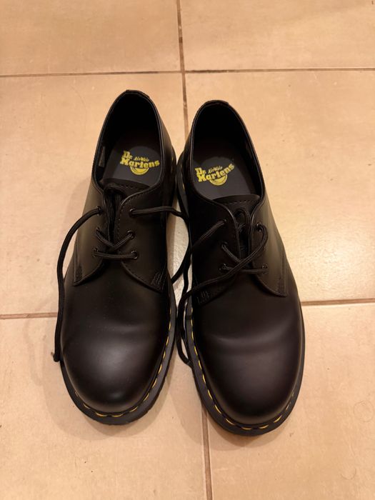 Продавам обувки Dr. Martens почти нови