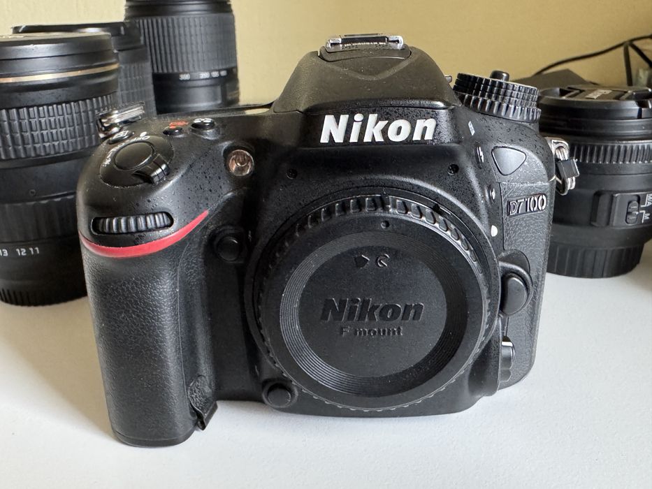 Nikon D7100 с обективи, светкавица и дистанционно