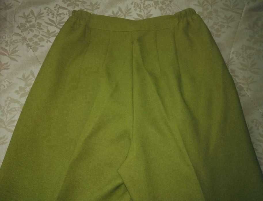 Pantaloni de la United Colors of Benetton, model foarte frumos, sunt foarte frumos lucrati, cu talie mai inalta