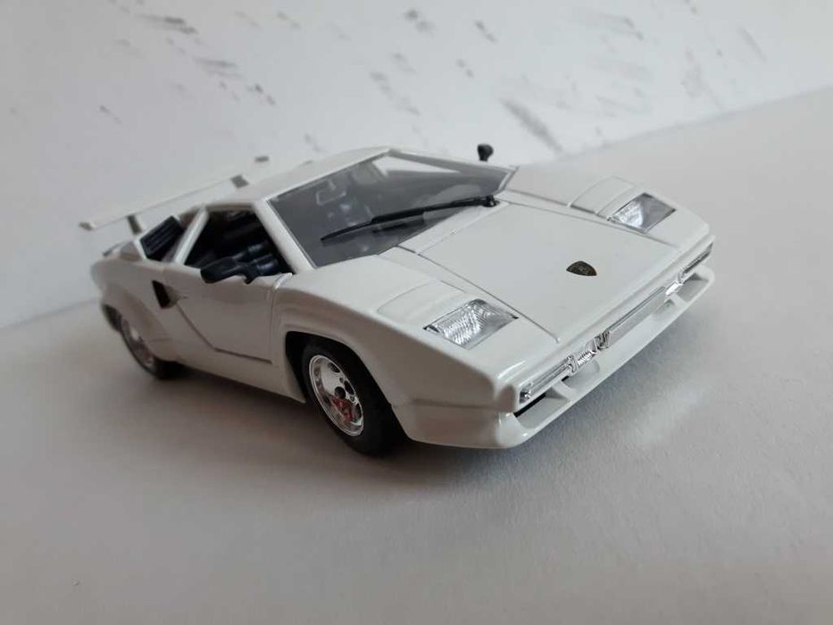 Lamborghini Countach 5000 1982 1:24 Bburago
