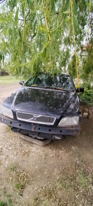 Vând volvo V40 2003  motor defect / piese