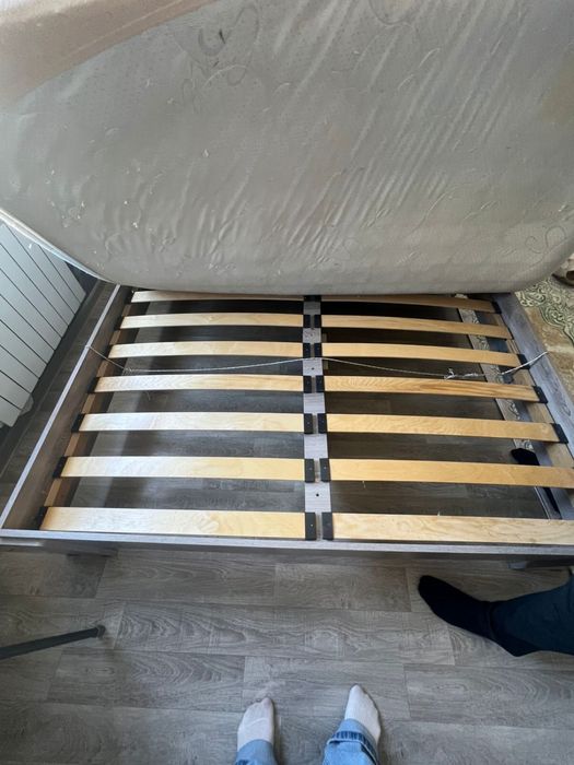 Кровать с матрасом