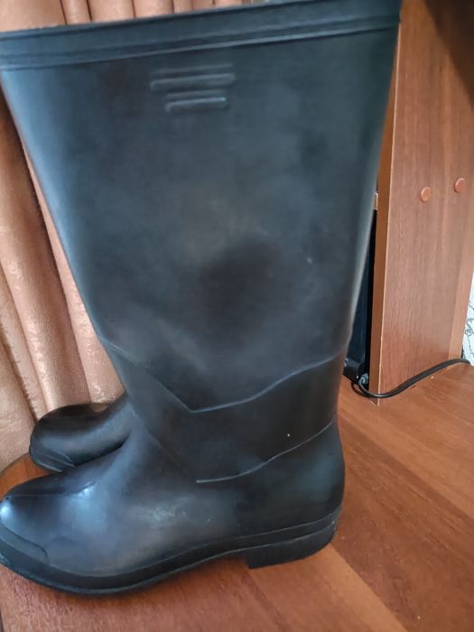 Продам резиновые сапоги размер 47.