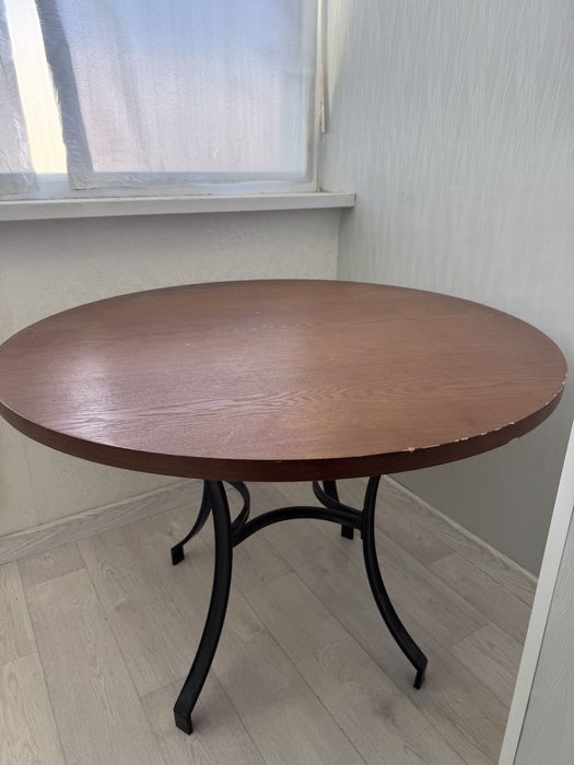 Холодилник и стол