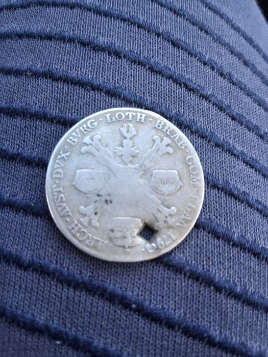 сребърен талер пробита е