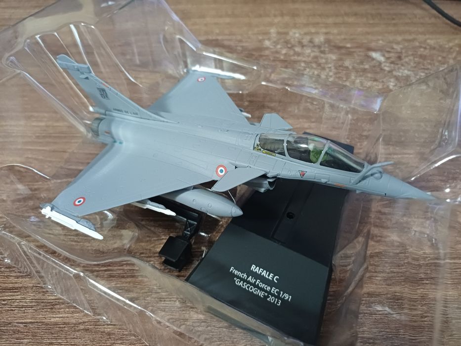 Vând machetă avion