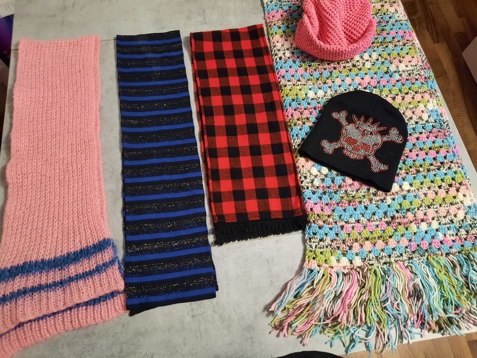 Bereta lana *Paris* Caciuli si fulare