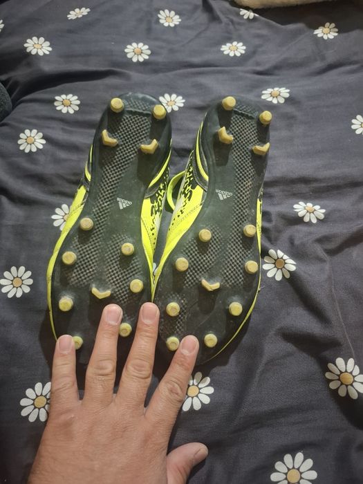 Бутсилар сотилади нархи  450000 минг сум халати ало хеч канча кийилмаг