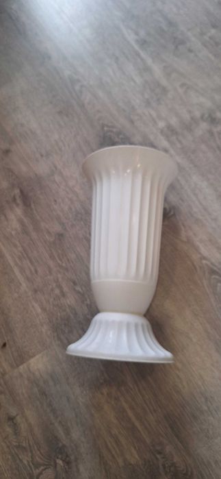 Пластмасова ваза за цветя - бяла