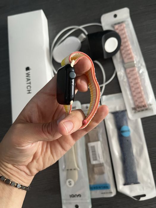 Apple Watch SE 40mm – отлично състояние + 6 каишки + кутия