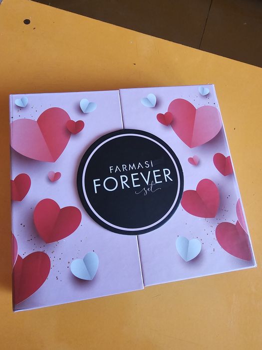 Set Farmasi nou pentru makeup