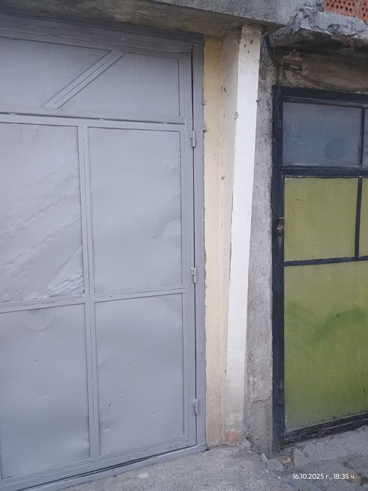 Метална гаражна врата с метална каса.