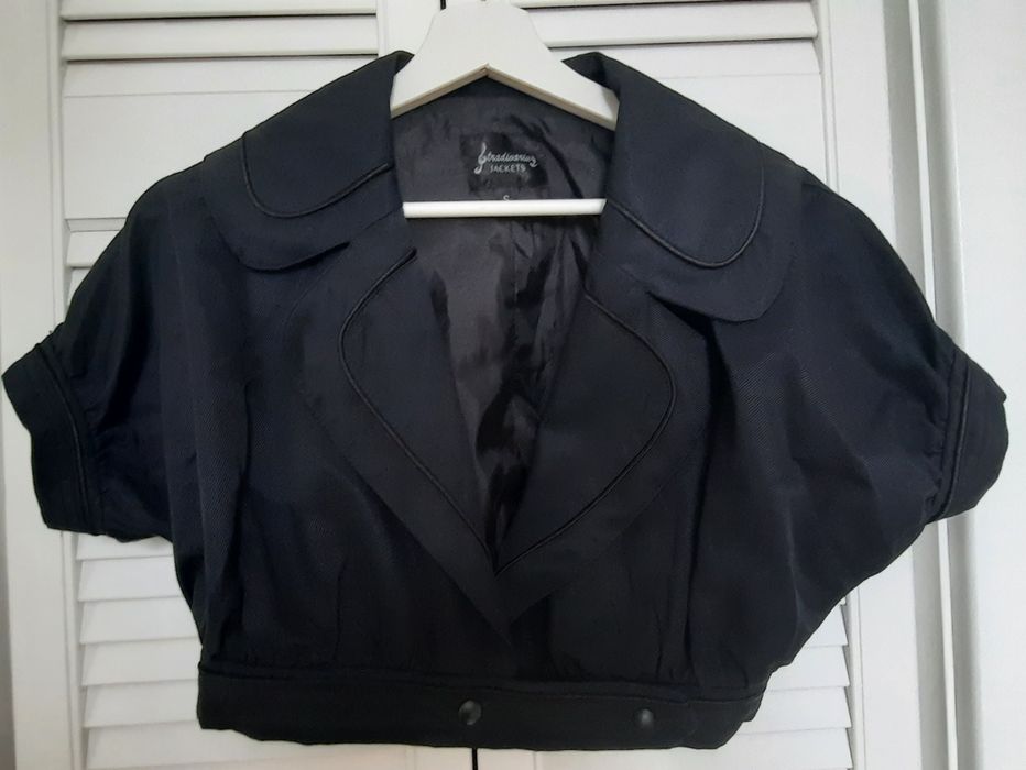 Jacheta scurta dama marca Stradivarius