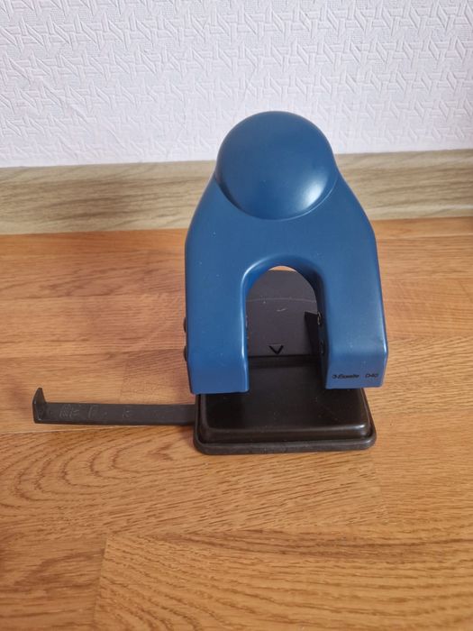 Дырокол для бумаги Esselte D40