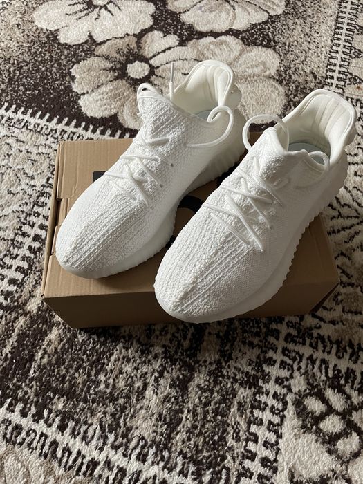 Продам белые кроссовки. Торг возможен