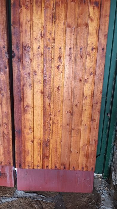 Продавам двукрила плътна врата от винкел, ламарина и чамова ламперия