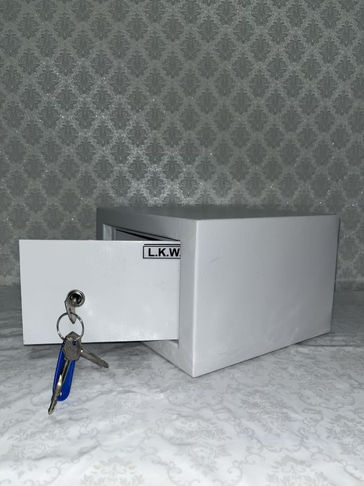 Сейф с ключами