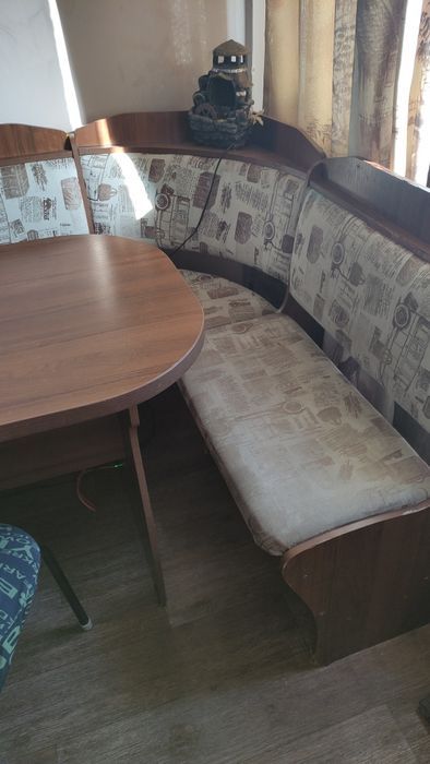 Продам стол с диваном на кухню