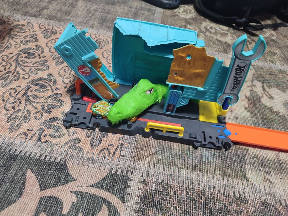 Hotwheels  писти- 2 крокодила, горила, динозавър и акула