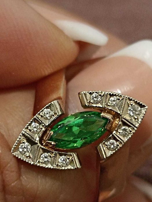 Кольцо с бриллиантами и изумрудом.