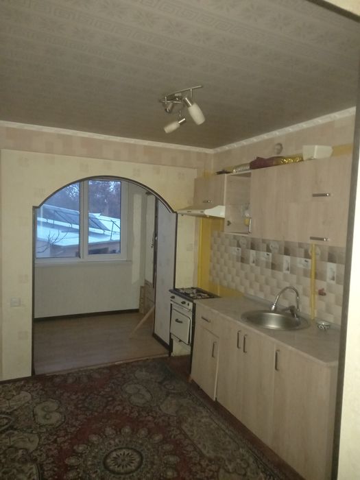 Сдаётся квартира в чирчике на гурпарке 1 ком 2 этаж около андор банка