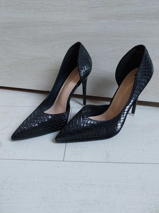 Елегантни черни обувки на висок ток нови