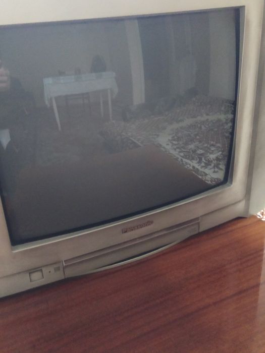 Телевизор Panasonic с пультом, подставка под TV