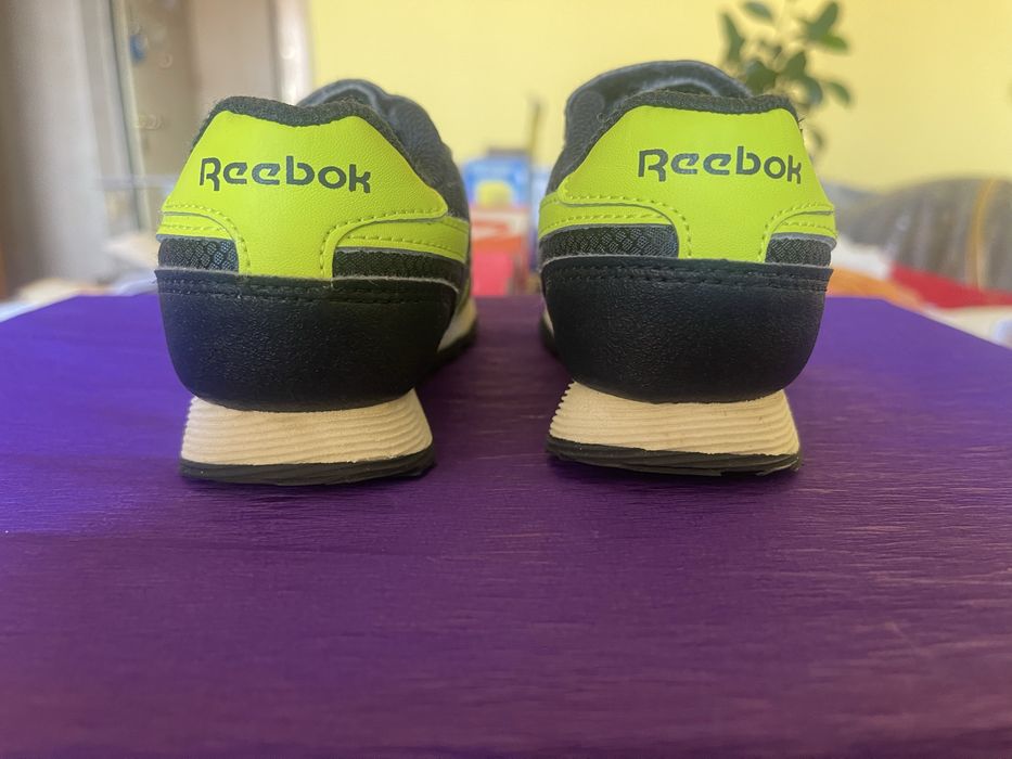 Детски маратонки, носени в добро състояние