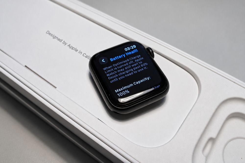 Apple Watch SE 3 (2025) GPS 40 mm Midnight – baterie 100%, full box